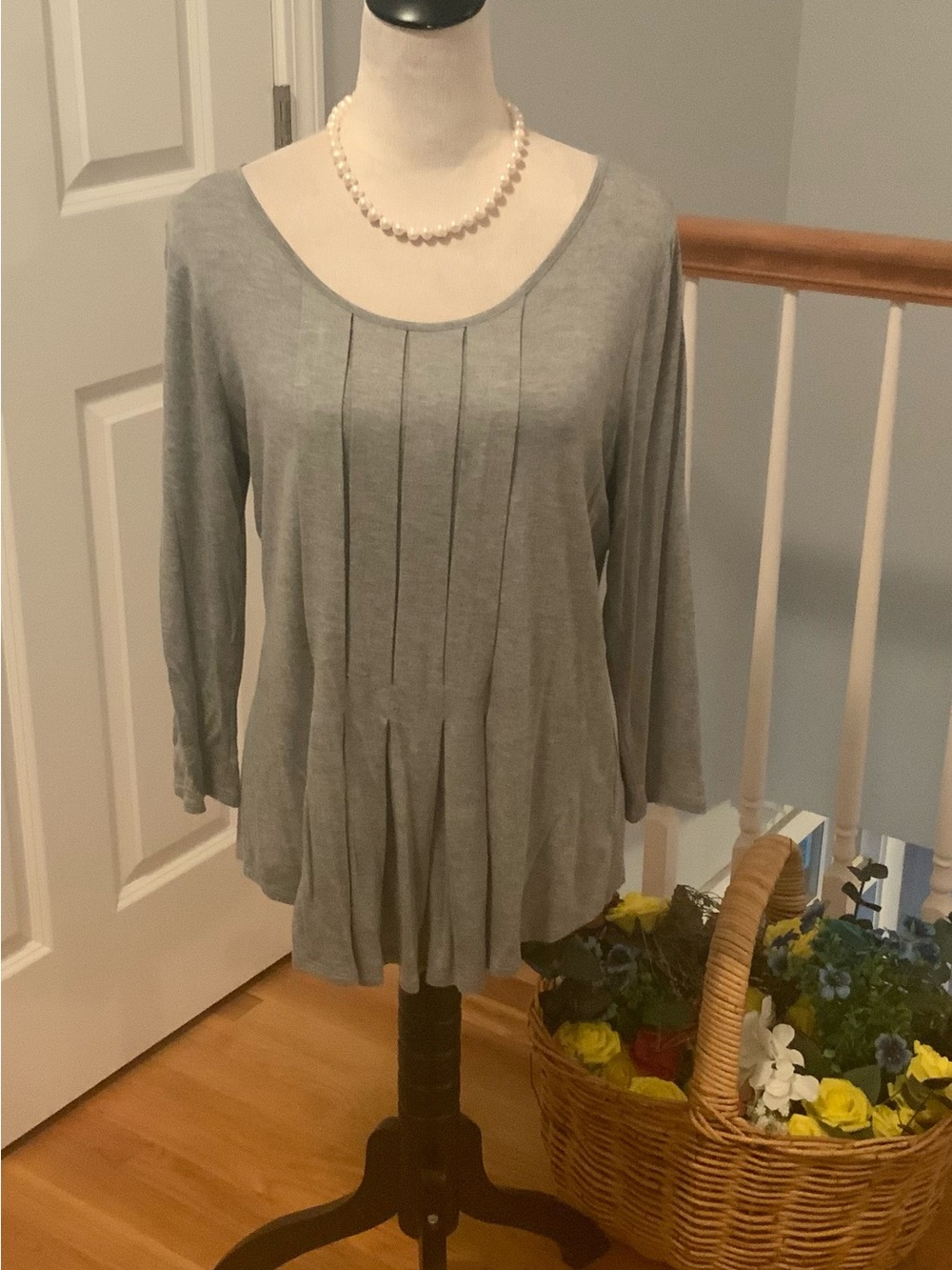 Elle Scoop Neck Pleated Tunic Top - Gray size medium. Like new